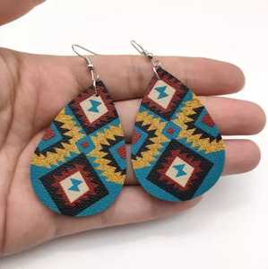 Achetez des boucles d'oreilles uniques en résine de créateur, élégantes boucles d'oreilles faites à la main en perles de rocaille, bijoux uniques et tendance faits à la main, design créatif - Product Image 3