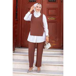 Ensemble Hijab 3 pièces marron avec boutons sur les côtés - Product Image 1