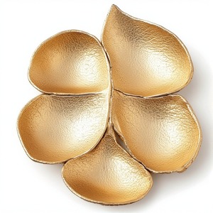 Élégant serveur de fruits secs en aluminium avec trois plats en forme de feuille en finition or antique conçu pour les repas décoratifs - Product Image 5