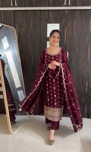 Top pantalon Dupatta de créateur en soie pour l'hiver - Product Image 5