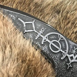 Hache viking artisanale avec manche en bois de frêne gravé et fourreau en cuir avec gravure sur la tête - Product Image 2