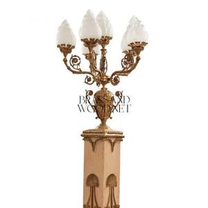 Lampe sur pied en laiton de style français antique avec piédestal en marbre luxueux et abat-jour en verre givré - Product Image 3