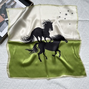 Sciarpa quadrata in seta con stampa di due cavalli neri e stelle in crema e verde per la moda femminile - Product Image 1