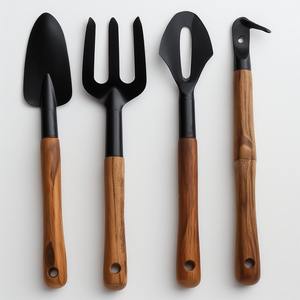 Louche d'arrosage en fer unique en surface patinée Travail artisanal fait à la main Conçu pour l'utilité avec décoratif extérieur saisonnier - Product Image 3