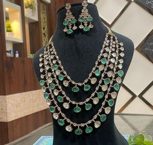 Ensemble de collier à trois rangs en or plaqué de qualité supérieure et à la mode avec boucles d'oreilles pour collection de vêtements de mariage pour femmes - Product Image 1