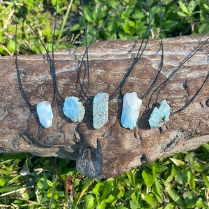 Collier à pendentif en cristal bleu pierre de roche pour homme Larimar bleu dominicain Larimar brut fin pour femme Cordon coton dangereux - Product Image 1