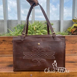 Bolsa de Transporte para Perros de Cuero de Grano Completo Personalizable, Elegante y Duradera, con Gran Capacidad para Aventuras al Aire Libre - Product Image 1