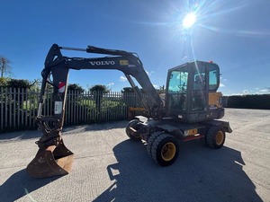 Excavatrice Volvo EW60E Rubber Duck de 8 tonnes avec moteur Hitachi, pompe, boîte de vitesses et PLC - Product Image 2