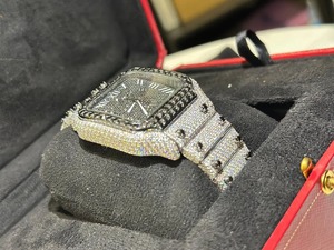 Montres de luxe pour hommes en moissanite noire sertie de diamants VVS, avec bracelet en acier inoxydable, mouvement à quartz, design élégant et hip-hop. - Product Image 3