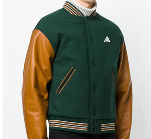 แจ็คเก็ตวาร์ซิตี้สีเขียวและสีน้ำตาลสำหรับผู้ชาย แขนเสื้อหนังเทียม แจ็คเก็ตบอมเบอร์แบบคลาสสิกสำหรับผู้ชาย - Product Image 2