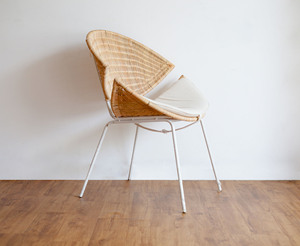 Chaise longue minimaliste moderne en rotin avec cadre en métal blanc, en osier, fabriquée à la main, pour la vie en plein air, pour les hôtels scandinaves - Product Image 5