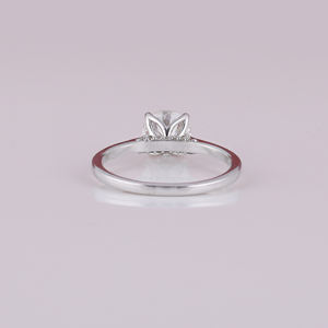 Anillo de compromiso chapado en oro y platino, anillo de diamante de corte redondo pequeño cultivado en laboratorio de estilo clásico de lujo para cumpleaños - Product Image 4