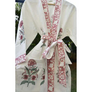 ชุดคลุมอาบน้ำผ้าฝ้ายวาฟเฟิลลายบล็อกพิมพ์มือสีชมพูเบิร์นท์ สไตล์คลาสสิกระดับพรีเมียม แขนยาวสำหรับผู้หญิง พร้อมเชือกผูกปรับได้  รับสกรีนโลโก้ เนื้อผ้านุ่ม - Product Image 1