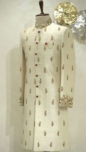 2024 élégant belle broderie sur soie brute Sherwani XL grande taille avec chaussure de travail Dabka assorti perles de verre en cristal fête marié - Product Image 2