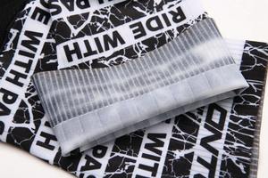 Chaussettes de sport Aero de cyclisme unisexes avec logo personnalisé sur le bas, antidérapantes, noires, à semelle tissée - Product Image 5