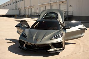 Corvette Stingray Coupé 2023 con Motor LT2 V8, Paquete de Rendimiento Z51, Mayormente sin Modificaciones, Propiedad de Florida - Product Image 3