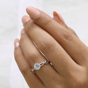 Anillo de compromiso de ramita de moissanita delicada, anillo de propuesta de boda delgado de hoja de diamante de moissanita de corte redondo para ella - Product Image 6