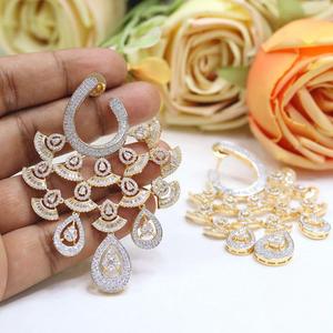 Boucles d'oreilles élégantes en laiton plaqué or et argent de qualité supérieure avec zircon pour femmes, idéales pour les mariages - Product Image 1