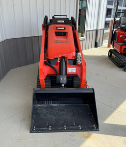 Chargeuse compacte sur chenilles SCL1000 noire, la plus performante, avec moteur diesel, pompe hydraulique, PLC et godet frontal, pour usage agricole - Product Image 4