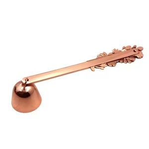 Abatidor de velas de metal hecho a mano, herramienta de extinción de velas de mango largo de diseño moderno para decoración elegante del hogar - Product Image 1