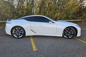 Lexus LC 500 2018 Usado, Motor V8 de 5.0 Litros, Interior Rojo Rioja, Mayormente sin Modificaciones - Product Image 3