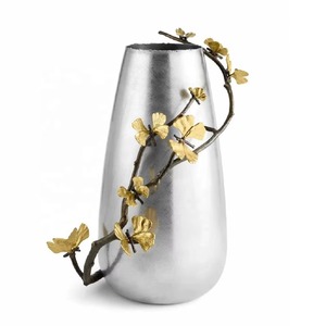 Vase à fleurs attrayant en aluminium de qualité supérieure avec un design traditionnel et des détails artisanaux pour une décoration esthétique de la chambre - Product Image 4