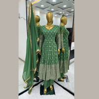 Presentación de traje Anarkali de color verde de seda pura de diseñador exclusivo fabricado por Royal Export en Surat Gujarat