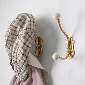 Crochets muraux modernes en laiton pour des intérieurs propres, améliorant l'efficacité de l'organisation quotidienne grâce à une approche de conception intelligente. - Product Image 5