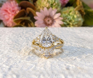 แหวนหมั้นเพชรโมอิสซาไนต์ทรงลูกแพร์ 2.50 กะรัต แบรนด์ Lurba Jewels หรูหรา ได้รับการรับรอง พร้อมชุดแหวนทองคำแท้ 14K สีเหลือง ประดับเพชรแบบหนามเตย สำหรับผู้หญิง - Product Image 1