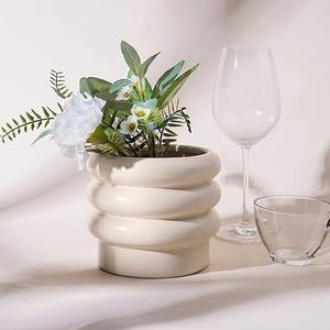 Maceta de Cerámica Esculpida de Primera Calidad con Diseño Espiral Único, Elegante Soporte Decorativo para Plantas de Interior, Construcción Duradera - Product Image 1