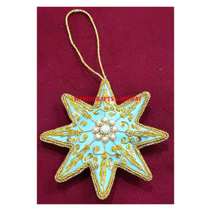 Magnifique broderie artisanale unique en forme d'étoile sur fond doré avec des perles, ornement pour la décoration - Product Image 1