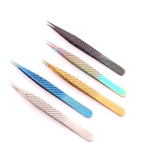 Pince à épiler pour extensions de cils avec logo personnalisé Pince à cils en acier inoxydable à forte courbure avec poignée antidérapante de couleurs mates scintillantes - Product Image 3