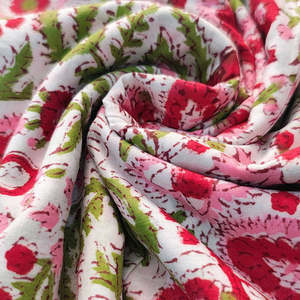 Tissu en coton biologique imprimé à la main Sanganeri, motif floral blanc et rose, respirant, pour ameublement - Product Image 5