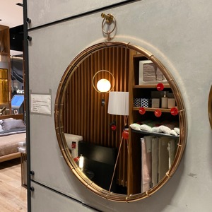 Superbe miroir rond mural en métal doré ajoutant du glamour et de la sophistication aux espaces domestiques de luxe modernes - Product Image 1