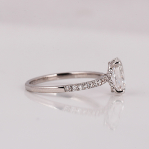 Dazzling Perfection Bague de fiançailles en diamant de laboratoire taillé ovale personnalisé Glamour Sterling Silver Gold Anniversary Gift IGI - Product Image 3