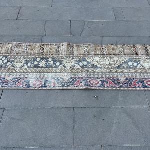 Alfombra Turca de 2x8.6 pies, Alfombra Vintage Azul a Cuadros de Lana - Product Image 3