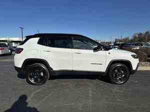 Compass Trailhawk 4WD 2024 de Bajo Kilometraje con Volante a la Izquierda, Asientos de Cuero, Interior Oscuro, Llantas de Aleación, Calefacción, Cámara Trasera - Product Image 6