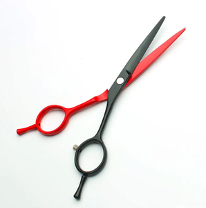 Ciseaux de salon de beauté en acier allemand de qualité industrielle 440c de couleur noire et rouge revêtus d'un repose-doigt double pour la coupe de cheveux - Product Image 4