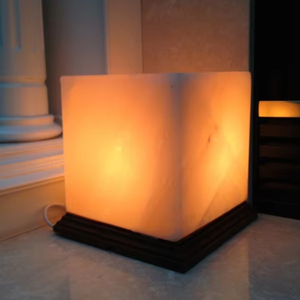 Lampe sculptée carrée en sel de roche de l'Himalaya pour décoration d'intérieur moderne et élégante à énergie positive avec thème d'amour - Product Image 1