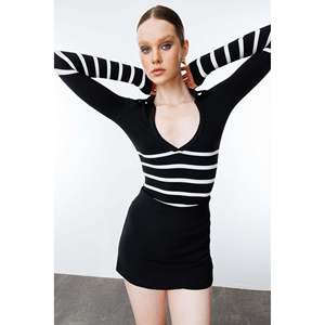 Camiseta Informal de Manga Larga sin Costuras con Cuello Polo, Color Negro - Product Image 1