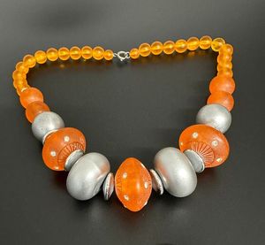 Bon collier en résine et métal collier pendentif en résine métallique fait à la main de bohême avec un prix abordable - Product Image 1