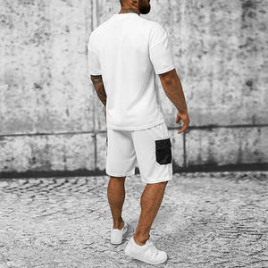 Conjunto de dos piezas de ropa de calle informal de verano para hombre, camiseta sólida con cuello redondo y bolsillos de parche y pantalones cortos, pantalones activos - Product Image 4