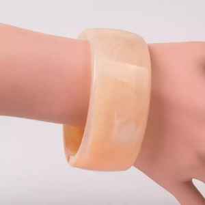 Bracelet en résine fait main indien pour femme, bracelet large et épais en résine irrégulière mouchetée avec plusieurs couleurs - Product Image 2