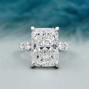 Anillo de Compromiso con Halo Oculto y Corte Radiante Certificado por IGI con Banda de Diamantes Redondos - Product Image 1