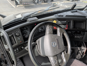 Prêt à être expédié – Tracteur-cabine Volvo VNL64860 d'occasion 2023-2026 avec garantie de 3 ans, composants en plastique, origine USA - Product Image 4