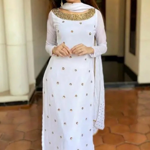 Dernier et beau travail de broderie sur une longue robe kurta & pantalon blanche avec des perles de verre cristal, travail du fil pour la fête @ 2024 - Product Image 1