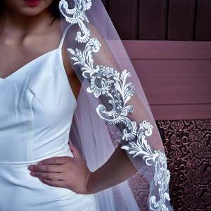 Bridella หวีผมไข่มุกสีแดงและลูกไม้หวีผมแฮนด์เมดสไตล์วินเทจสำหรับเจ้าสาวด้วยพลอยเทียมและพลาสติกสำหรับงานเลี้ยงงานแต่งงาน M45-W - Product Image 3