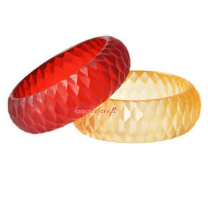 Bracelet en résine design en marbre rouge fait à la main Tendance de bijoux audacieux et exclusifs 2024 pour les femmes élégantes et les looks modernes - Product Image 1