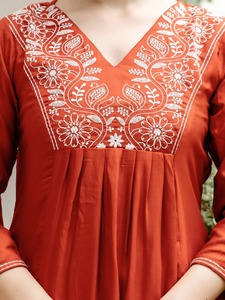 Salwar Kameez indien pakistanais de créateur en rayonne lourde avec broderies multicolores et détails orange, idéal pour les fêtes, mariages et tenues décontractées. - Product Image 4
