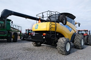 Maquinaria Agrícola Usada 112HP Cosechadora sobre Orugas New Hollands CR9080 Cosechadora de Caña de Azúcar - Product Image 4